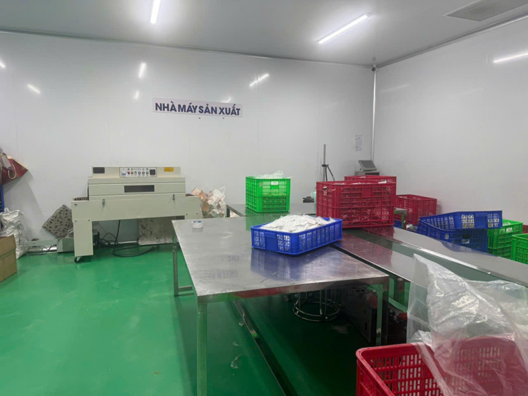 Các đối tượng lập "công xưởng" quy mô để sản xuất mỹ phẩm giả. Ảnh: CA