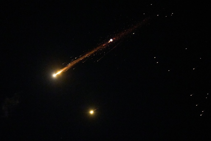 Israel và Iran tiếp tục tấn công nhau, hàng loạt còi báo động vang lên ở Vùng Vịnh - 1