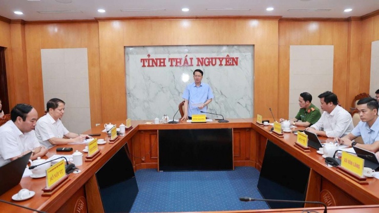 Phó Chủ tịch UBND tỉnh Thái Nguyên Dương Văn Lượng yêu cầu Đảng ủy xã Văn Lăng thực hiện quy trình kiểm tra dấu hiệu vi phạm của Chi bộ Trường Mầm non Hòa Bình, Bí thư Chi bộ, Hiệu trưởng Nhà trường. Ảnh: UBND tỉnh Thái Nguyên