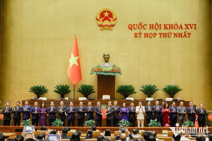 Chủ tịch Quốc hội Trần Thanh Mẫn tặng hoa chúc mừng các thành viên Chính phủ