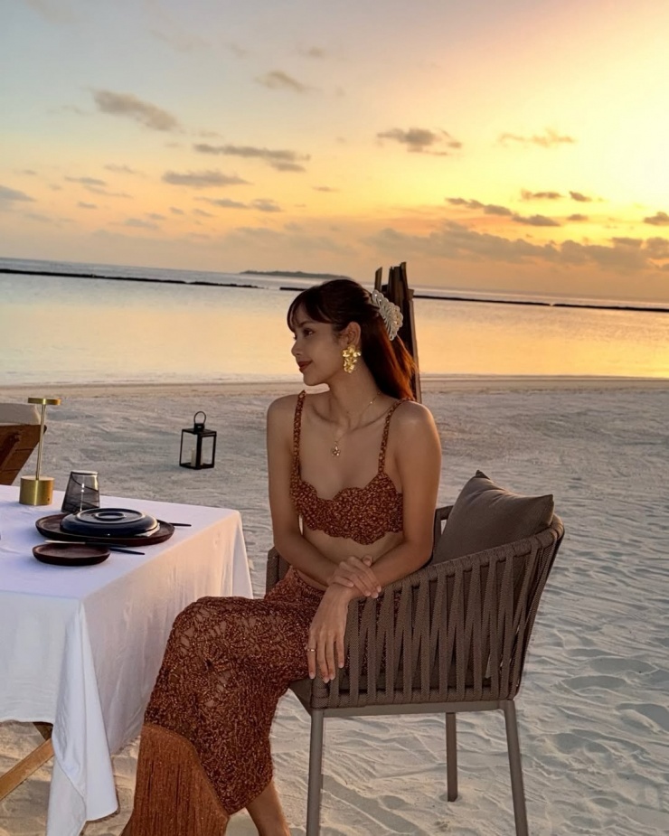 Crop top đồng điệu chân váy midi cũng là trang phục được cô ưu tiên. Thỉnh thoảng, cô phối thêm trang sức mạ vàng, giúp diện mạo thêm cuốn hút.