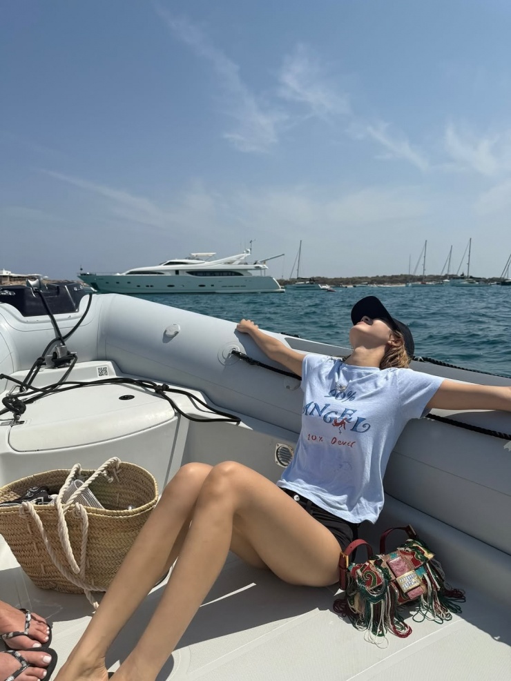 Trên du thuyền, cô chọn trang phục gọn gàng gồm quần shorts và áo phông để thuận tiện trong các hoạt động.