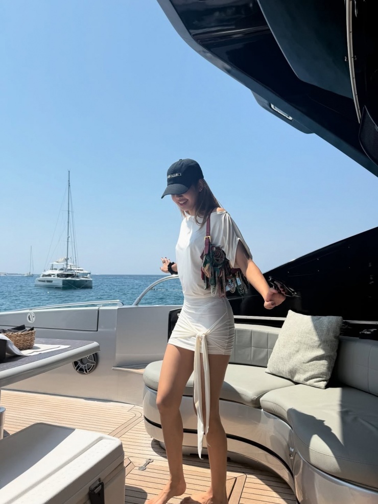 Người đẹp phối áo trễ vai cùng chân váy mini, tạo vẻ khỏe khoắn bằng mũ lưỡi trai.