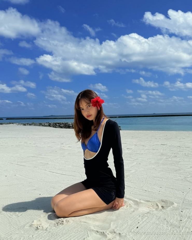 Lisa chuộng cách phối bikini với nhiều loại váy midi, trong đó có kiểu váy tối giản khoét cổ sâu.