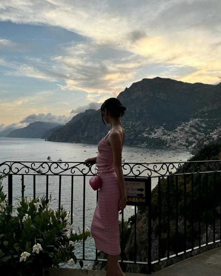 Trên trang cá nhân, Lisa từng chia sẻ nhiều mẫu túi độc đáo, trong đó có mẫu hình quả cà chua, trái tim màu đỏ.