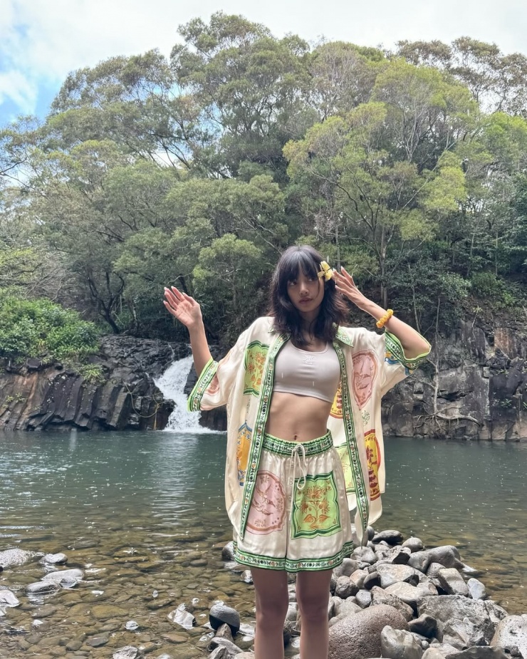 Trong một lần dã ngoại, cô lăng xê mốt đồ ngủ kết hợp crop top.