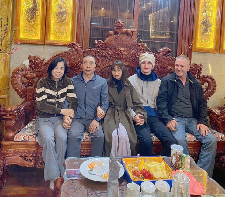 Bố mẹ đẻ của Hương (ngoài cùng bên trái) rất quý mến thông gia&nbsp;