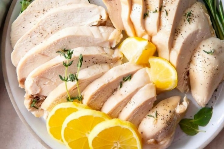 Ức gà chứa hàm lượng protein chất lượng cao nhưng lại cực kỳ ít calo so với các phần thịt khác. (Ảnh minh họa).