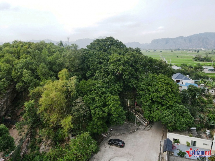 Đồi Bích Sơn nằm giữa khu dân cư, nơi đây có đền Bích Sơn và quần thể cây lim xanh cổ thụ