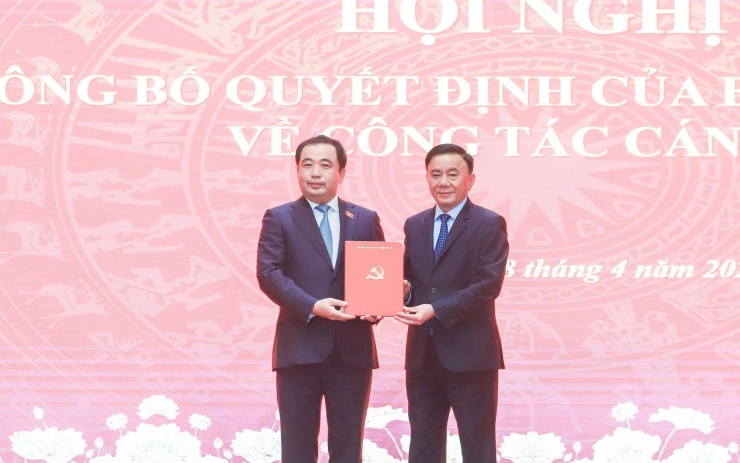 Ủy viên Bộ Chính trị, Thường trực Ban Bí thư Trần Cẩm Tú trao quyết định cho tân Bí thư Thành ủy Hà Nội Trần Đức Thắng.