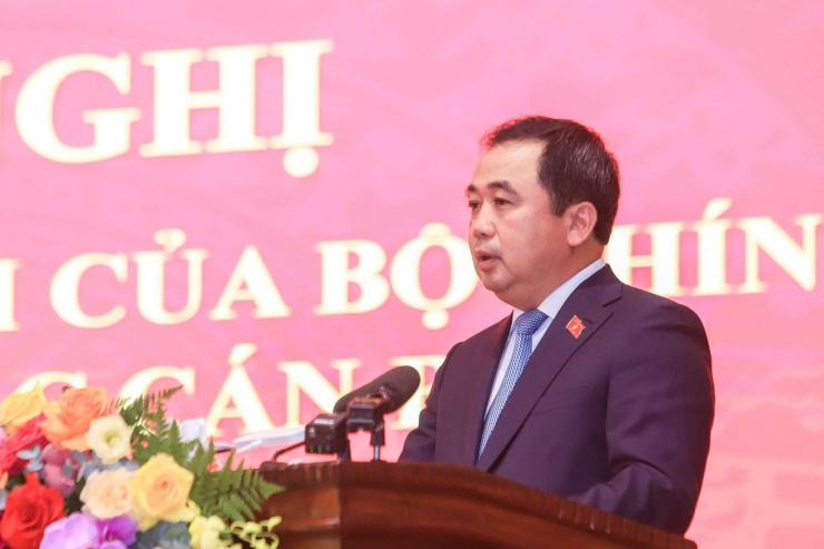 Tân Bí thư Thành ủy Hà Nội Trần Đức Thắng phát biểu nhận nhiệm vụ tại hội nghị.