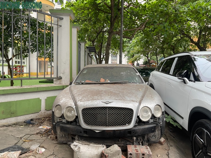 Theo ghi nhận của phóng viên Báo Sức khoẻ và Đời sống, ngày 8/4, tại vỉa hè khu đô thị Mỹ Đình 1 (đối diện chung cư An Sinh) chiếc xe ô tô Bentley Continental đang bị "bỏ quên" suốt thời gian dài.