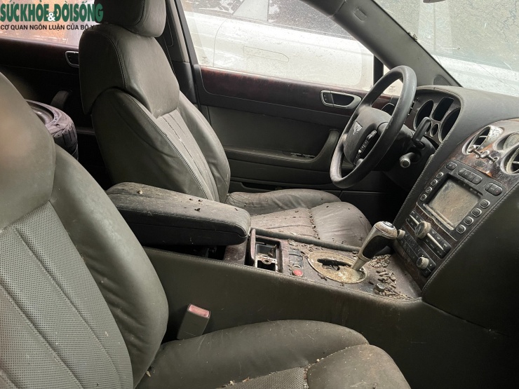 Bên trong khoang lái, dấu hiệu hoang phế càng rõ nét. Nội thất da cao cấp vốn là điểm nhấn của dòng xe sang nay phủ bụi, nứt nẻ. Khu vực cần số, bảng điều khiển trung tâm bị bám bẩn, nhiều chi tiết hư hỏng, thậm chí có dấu hiệu bị tháo rời. Các hốc chứa đồ, ghế ngồi chất đầy bụi và dị vật.