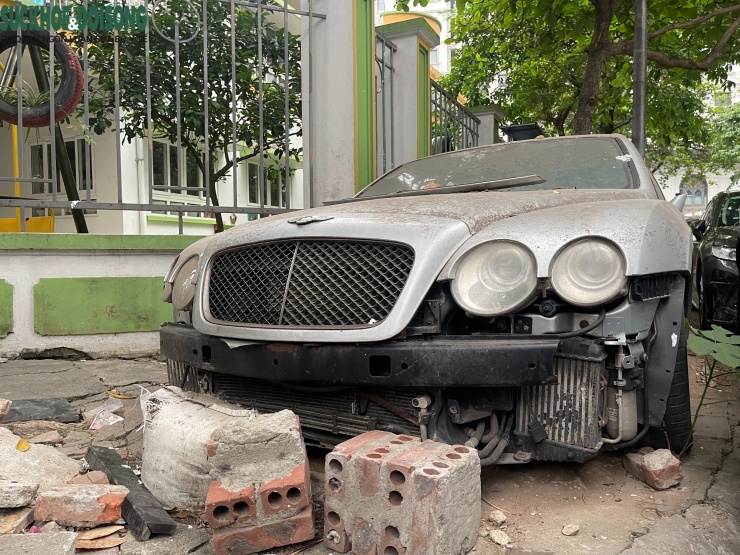 Theo lời bảo vệ tòa chung cư An Sinh (khu đô thị Mỹ Đình), chiếc xe này đã xuất hiện tại khu vực từ hơn 10 năm trước. Ban đầu, phương tiện được để trong khuôn viên gần chung cư, sau đó mới được di chuyển ra vỉa hè như hiện nay. “Xe này để lâu lắm rồi, hơn chục năm. Trước ở trong góc của khu chung cư An Sinh, sau mới cẩu ra đây. Gần đây cũng có người đến làm thủ tục để nhận xe nhưng rồi vẫn để vậy”, người này cho biết.