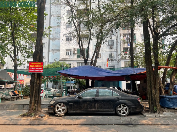 Đây không phải là trường hợp đặc biệt, trước đó như Báo Sức khoẻ và Đời sống đã phản ánh, tại khu đô thị Trung Hoà - Nhân Chính (phường Yên Hoà, Hà Nội) một chiếc Mercedes-AMG S63 cũng được phát hiện “nằm im” trên vỉa hè suốt gần một thập kỷ. Dù giá trị lên tới hàng tỷ đồng, chiếc xe vẫn bị bỏ mặc, phủ bụi và xuống cấp theo thời gian, gây không ít tò mò trong dư luận.