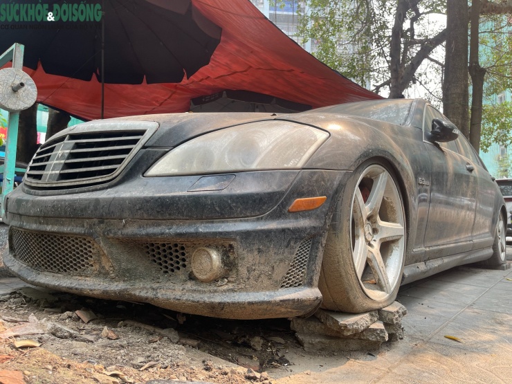 Liên quan đến vụ việc, lãnh đạo Công an phường Yên Hòa (TP Hà Nội) cho biết, đơn vị đang xác minh, tìm chủ nhân chiếc xe sang Mercedes-AMG S63 nêu trên. Sau thời gian thông báo, nếu không có người đến nhận, sẽ tiến hành cẩu xe đi.