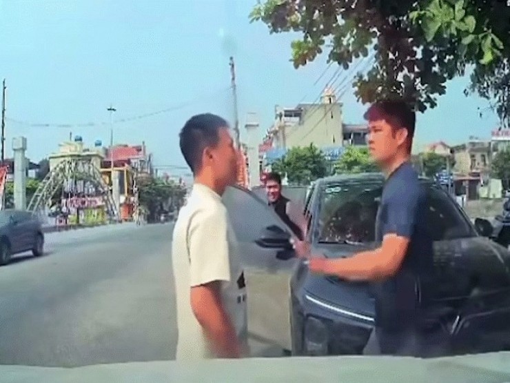 Công an xác minh clip người đàn ông bị bóp cổ, hành hung trên đường