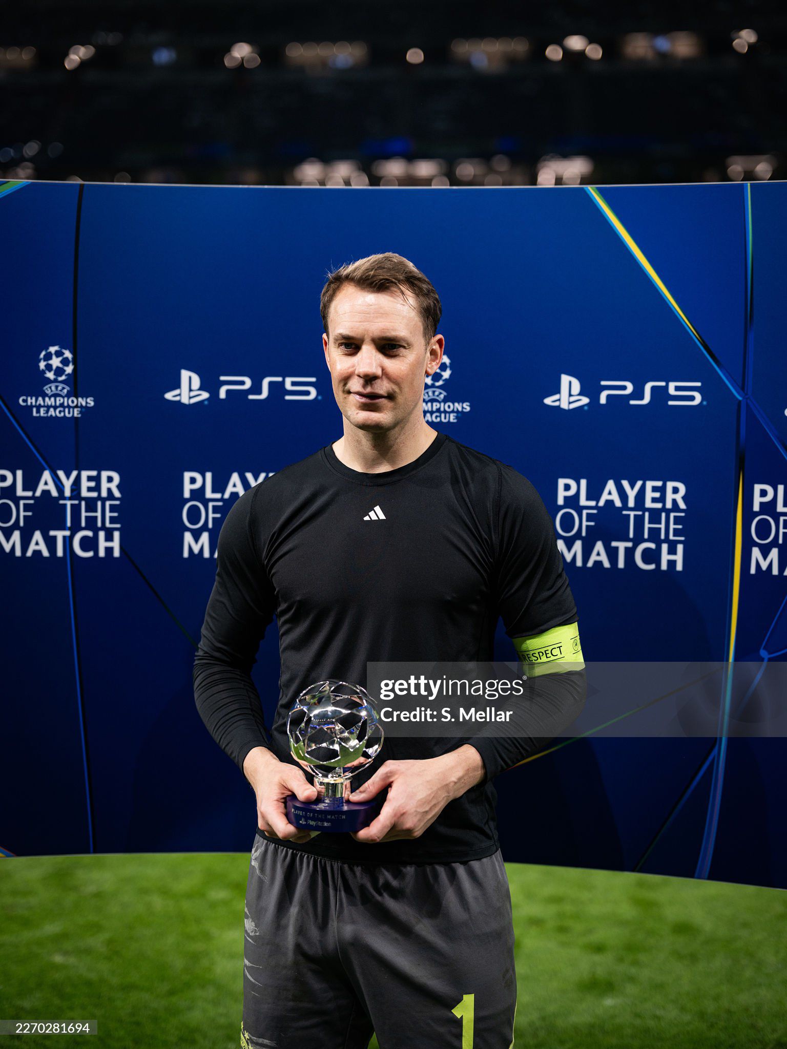 Neuer nhận giải "Cầu thủ xuất sắc nhất trận"