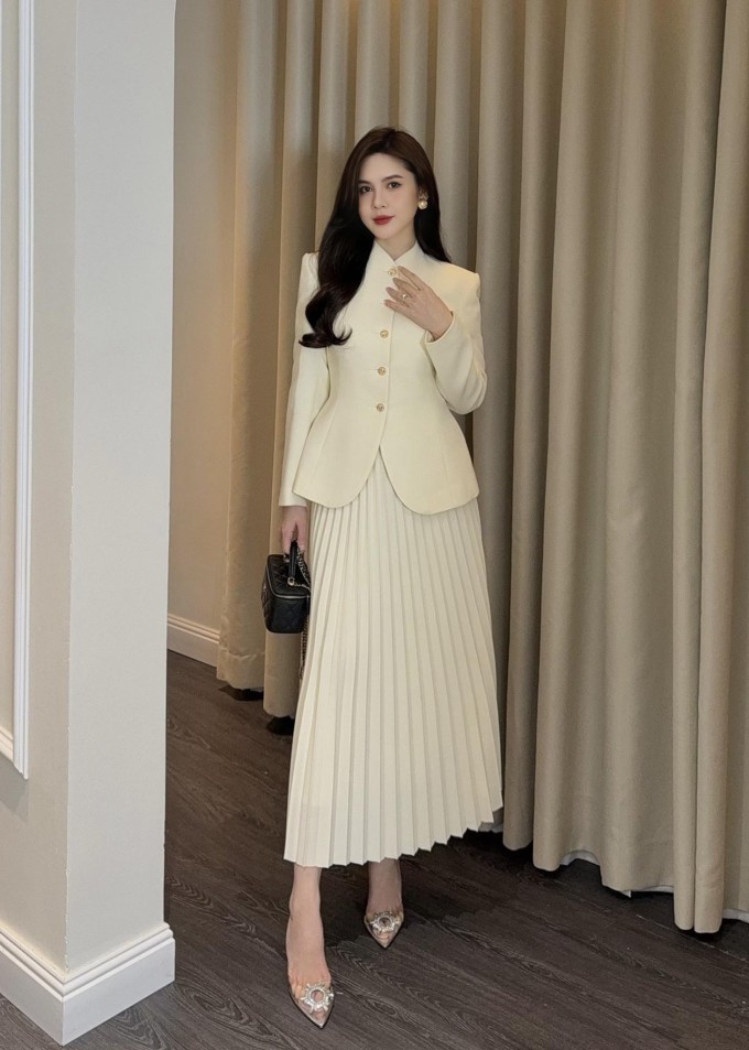 Bên cạnh diễn xuất, Vũ Thu Hoài cũng đầu tư trang phục để phù hợp tính cách nhân vật. Vào vai phụ nữ thành đạt trong 'Bước chân vào đời', Vũ Thu Hoài ưu tiên các bộ đồ công sở đơn sắc, phong cách thanh lịch, sang trọng phối cùng phụ kiện hàng hiệu.