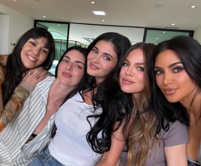 Kylie Jenner (giữa) bên các chị em gái (từ trái qua): Kourtney, Kendall, Khloe và Kim Kardashian.