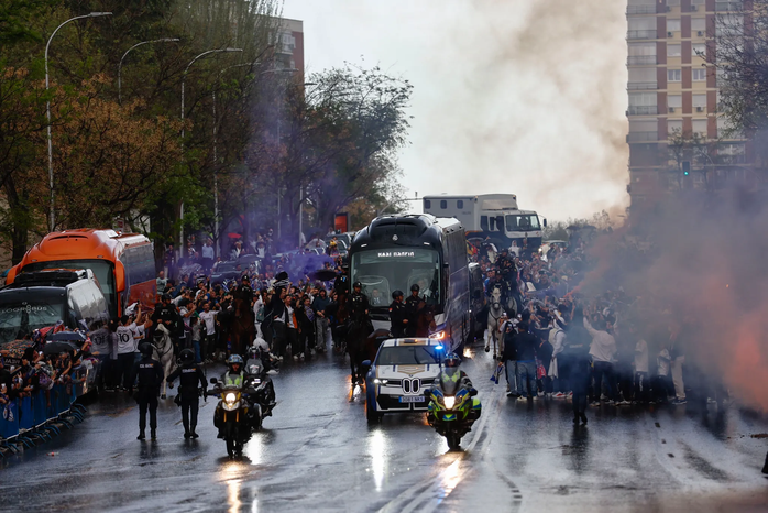 Cảnh tượng kinh ngạc diễn ra trên đường xe buýt. Real Madrid đến Bernabeu. Ảnh: EPA