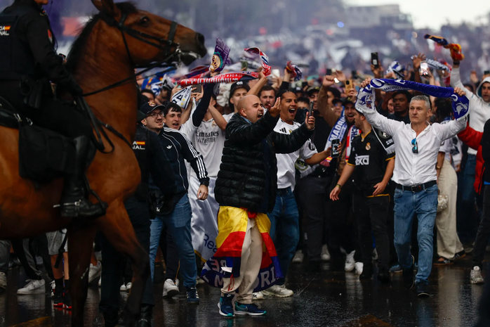 Người hâm mộ đã xếp hàng dọc các con phố để chào đón các ngôi sao của Real Madrid. Ảnh: EPA