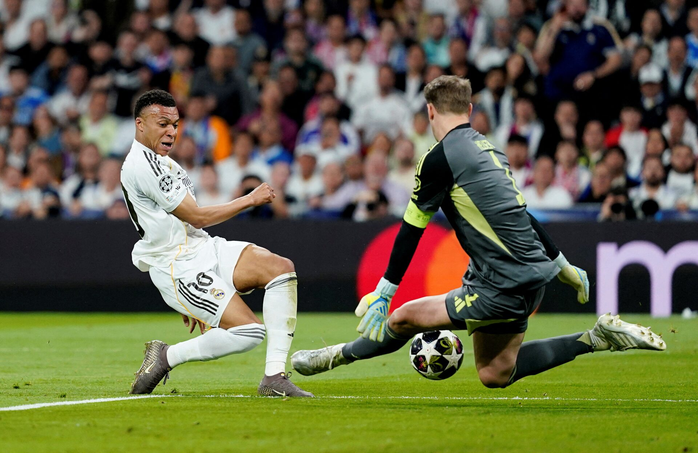 Kylian Mbappe ghi bàn, níu giữ lại hy vọng cho Real Madrid.