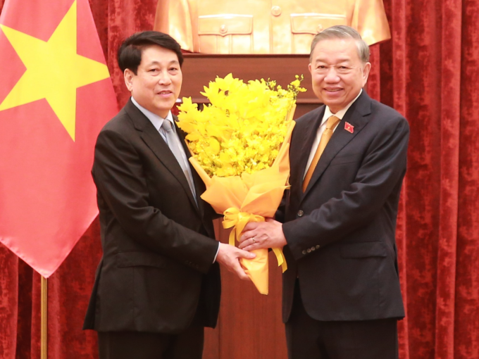 Nguyên Chủ tịch nước Lương Cường tặng hoa chúc mừng Tổng Bí thư, Chủ tịch nước Tô Lâm, chiều 7/4. Ảnh: Cổng thông tin Đảng Cộng sản