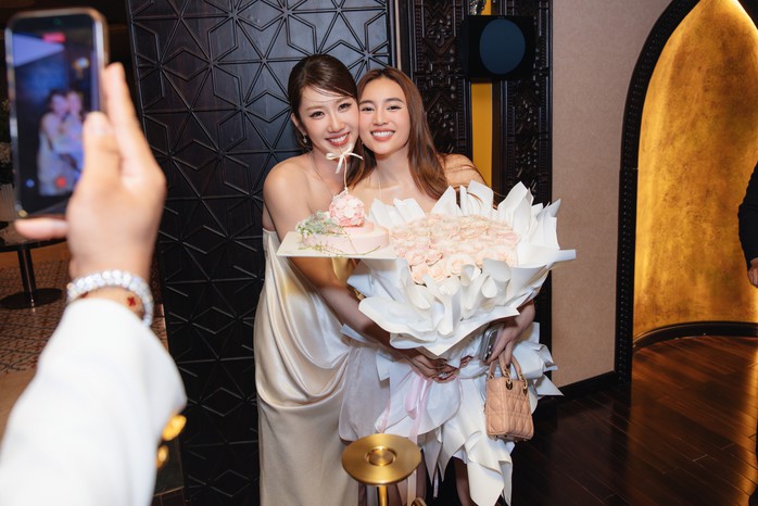 Thúy Ngân và Ninh Dương Lan Ngọc