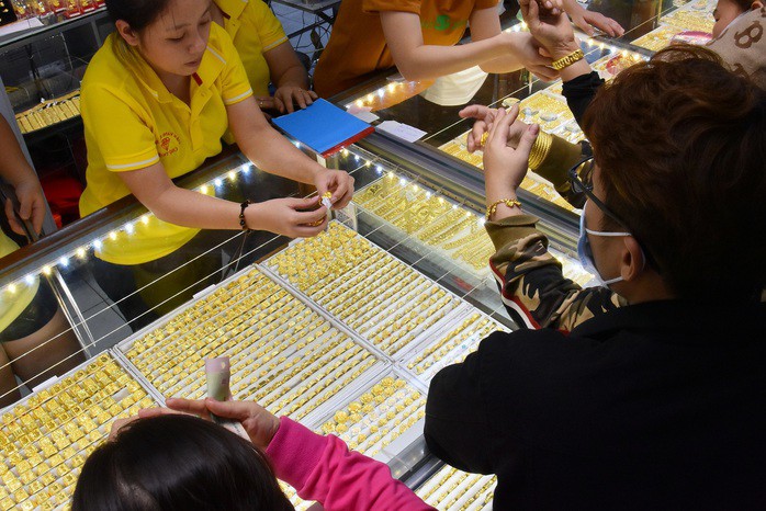 Giá vàng trong nước tăng theo giá thế giới