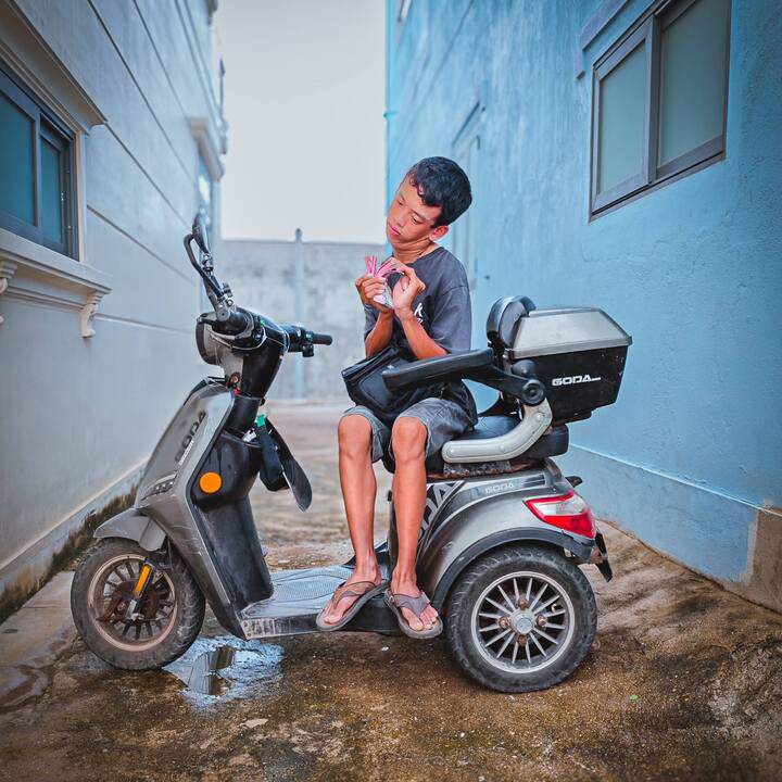 Ngay từ khi còn trong bụng mẹ, Gia Bảo đã mắc chứng bại não.