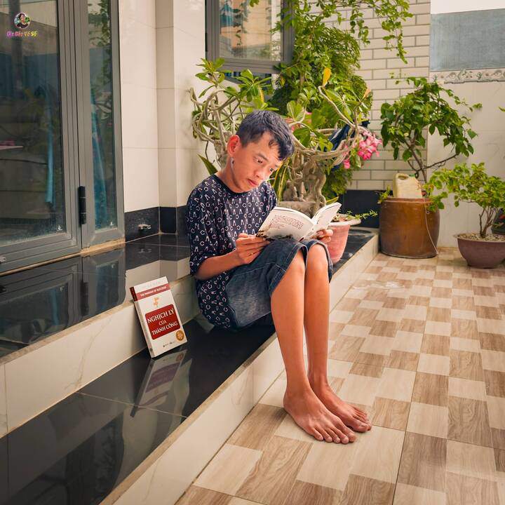 Đến năm 5 tuổi, Bảo có thể tự đứng lên.