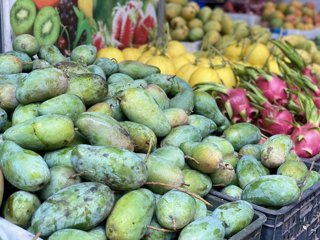 Xoài hạt lép được nhiều khách hàng ưa chuộng vì vừa ngon vừa rẻ.