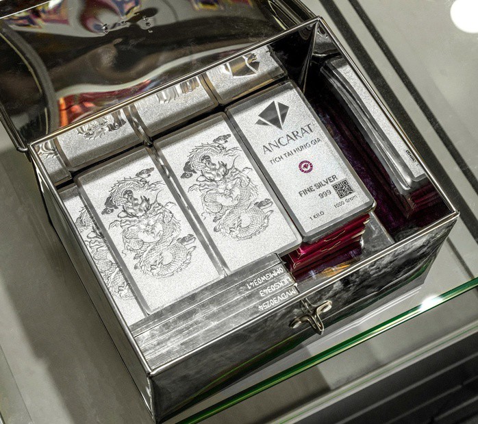 Giá bạc trong nước tăng theo giá thế giới