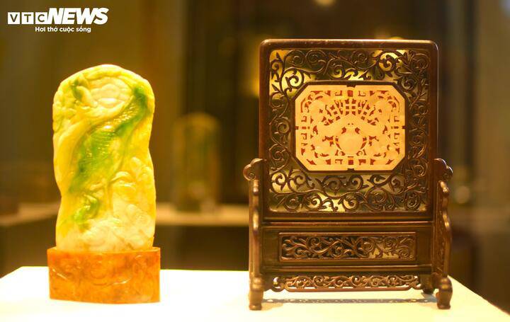 Qua thẩm định, các chuyên gia nhận định hơn 120 hiện vật là những vật dụng từng được sử dụng trong cung đình triều Nguyễn trong những giai đoạn và đời vua khác nhau. Những hiện vật này gồm nhiều loại hình, chất liệu đa dạng như ngọc, ngà, vàng, bạc… Đây là những báu vật trấn phong do ngự xưởng chế tác, được sử dụng trong các thư phòng cung đình triều Nguyễn. Không đơn thuần là vật dụng, đây là dấu tích của một triều đại, phản ánh đời sống, nghi lễ và quyền lực của hoàng cung nhà Nguyễn.