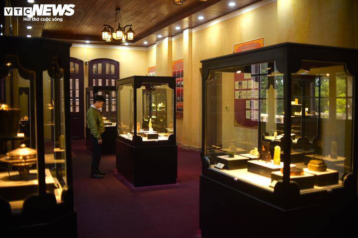 Ông Phan Nhàn, Phó Giám đốc Bảo tàng tỉnh Lâm Đồng, chia sẻ hiện tại đơn vị có hơn 120 hiện vật quý giá, được vua Bảo Đại đưa từ cung đình Huế vào Đà Lạt trong giai đoạn trước và sau năm 1940. Một số hiện vật này đang được trưng bày tại Cung Nam Phương hoàng hậu. Thông tin từ Bảo tàng Lâm Đồng, do lịch sử có sự thay đổi, những rương chứa báu vật của vua Bảo Đại ở Dinh III được vị quản gia của ông cất giấu suốt nhiều thập kỷ. Sau năm 1975, tỉnh Lâm Đồng tiếp nhận một số hiện vật vốn được lưu giữ tại Dinh III (Dinh Bảo Đại - Đà Lạt). Đây là những hiện vật có nguồn gốc từ cung đình triều Nguyễn, có giá trị về lịch sử, văn hóa, cần được lưu giữ, bảo quản và nghiên cứu.