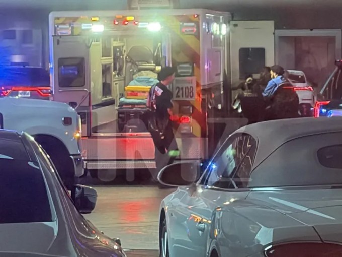 Xe cứu thương bên ngoài sòng bạc. Ảnh: TMZ