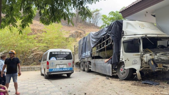 Xe tải hư hỏng, biến dạng sau tai nạn. Ành:&nbsp;Nguyễn Tư