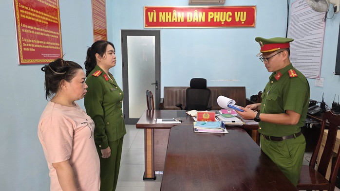 Công an đọc lệnh tạm giữ bà Phạm Thị Hồng Phúc do hành hung 2 nữ nhân viên gác chắn