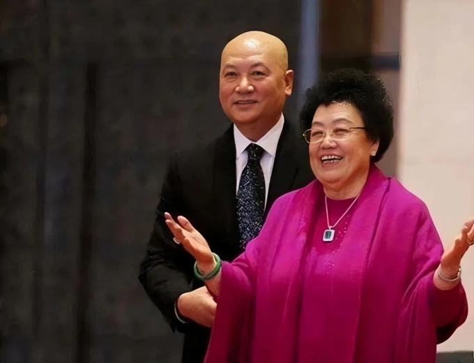 Nữ tỷ phú Trần Lệ Hoa và chồng, ông Trì Trọng Thụy. Ảnh: Weibo