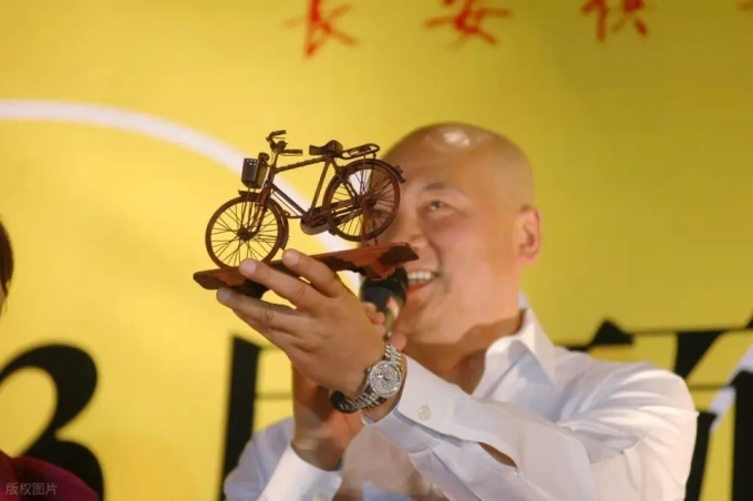 Ông Trì Trọng Thụy tại một sự kiện của bảo tàng gỗ tử đàn. Ảnh: Weibo