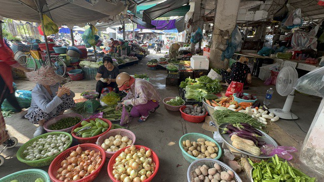 Khách mua rau củ tại chợ truyền thống