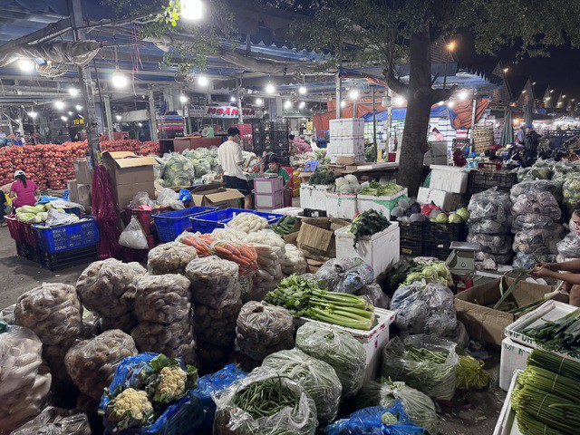 Rau củ tại chợ đầu mối TPHCM