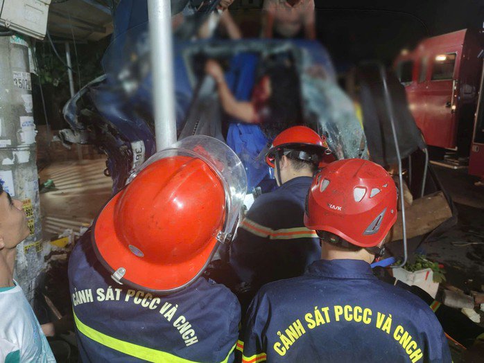 Lực lượng chức năng cứu hộ 2 nạn nhân mắc kẹt trong cabin xe tải