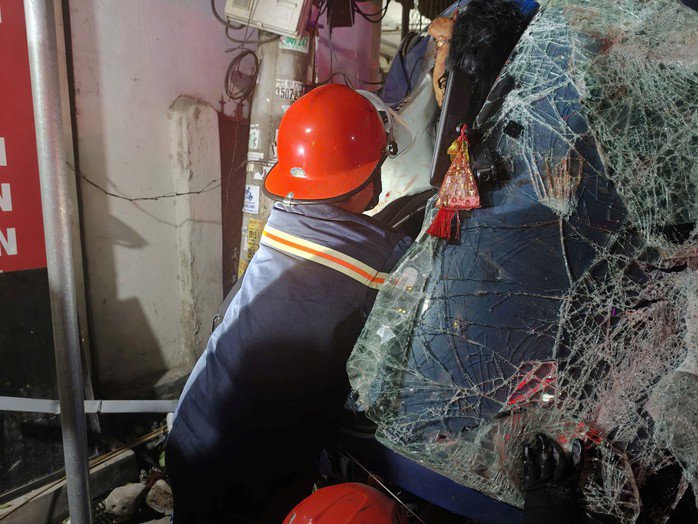 Lực lượng chức năng cứu hộ 2 nạn nhân mắc kẹt trong cabin xe tải