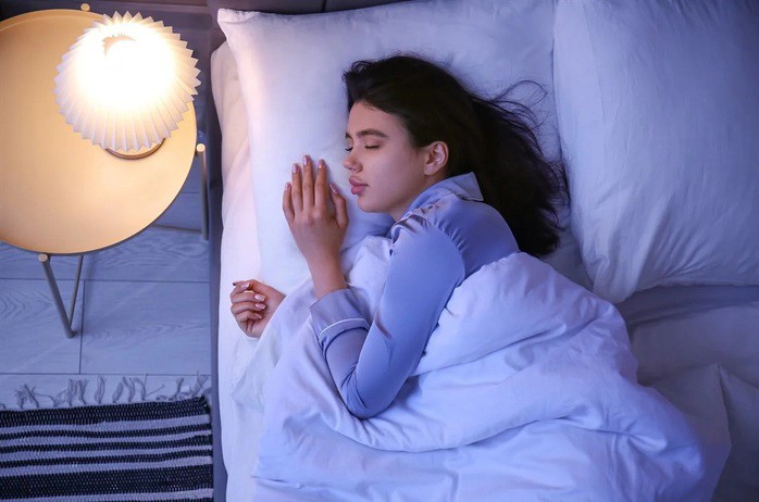 Giấc ngủ tốt không chỉ cần đủ thời lượng mà còn cần đúng giờ - Ảnh minh họa: NEWS MEDICAL