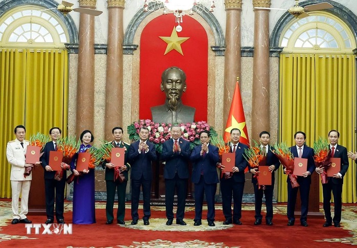 Tổng Bí thư, Chủ tịch nước Tô Lâm trao quyết định, tặng hoa chúc mừng các thành viên Chính phủ nhiệm kỳ 2026 - 2031. Ảnh: TTXVN