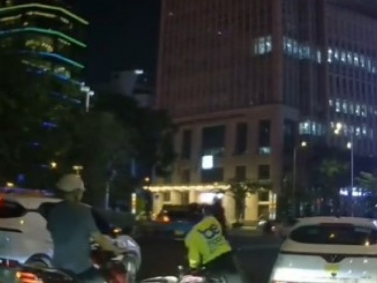 Clip người mặc áo xe ôm công nghệ bất ngờ tấn công nam thanh niên ở phường Sài Gòn