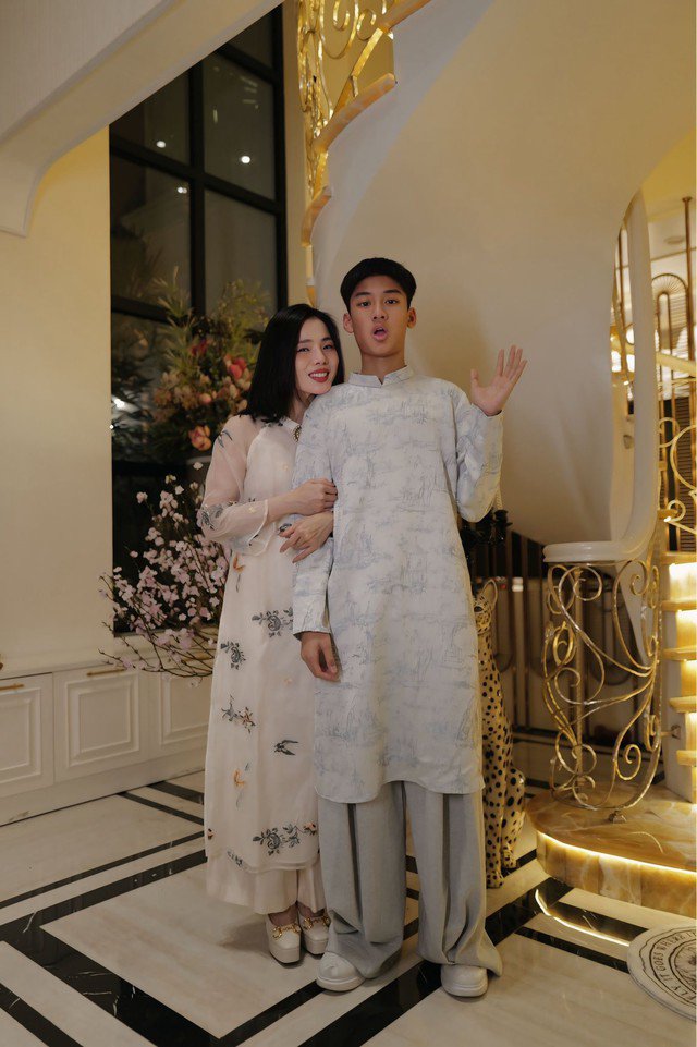 Lệ Quyên ấm áp bên con trai nhỏ.