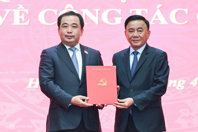 Thường trực Ban Bí thư Trần Cẩm Tú (phải) trao quyết định của Bộ Chính trị cho ông Trần Đức Thắng. Ảnh: Giang Huy